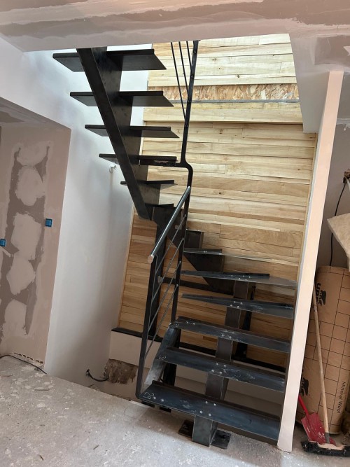 Escalier sur mesure en acier et hêtre