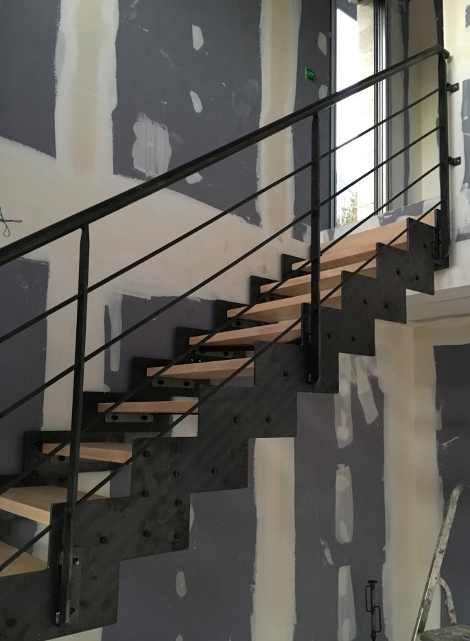 Escalier à limons latéraux crantés en acier