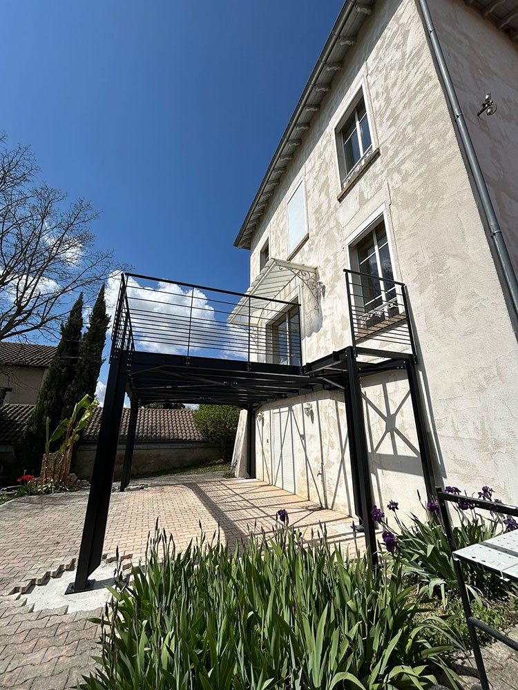 terrasse surélevée attenante à la maison