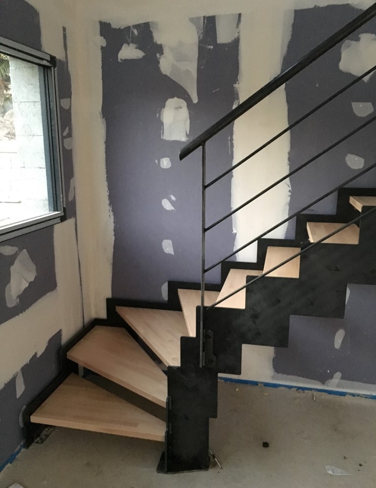 Escalier à limons latéraux crantés en acier