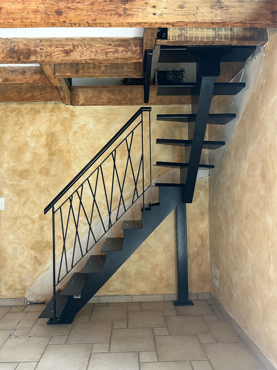 escalier e acier noir sans contre marches
