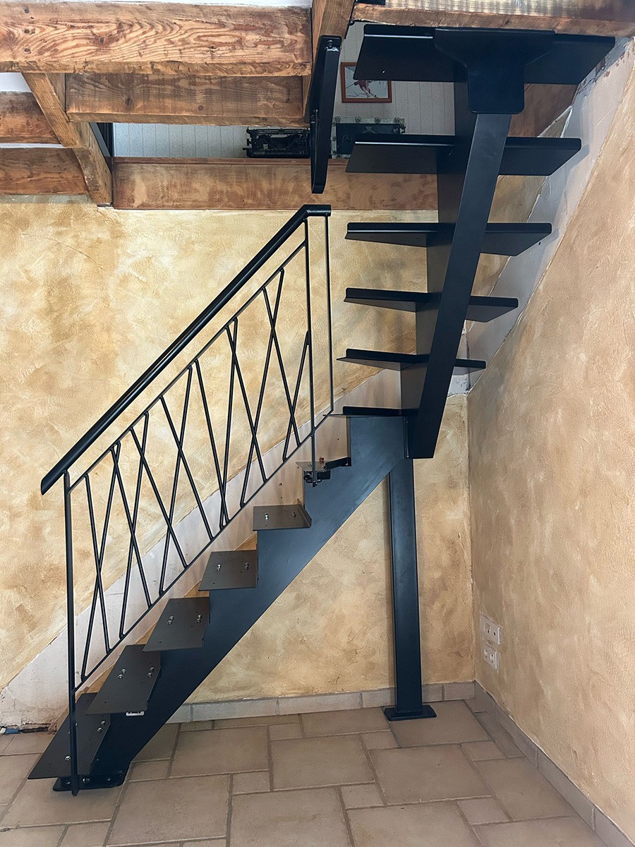 escalier en acier sur mesure avec garde-corps intégré
