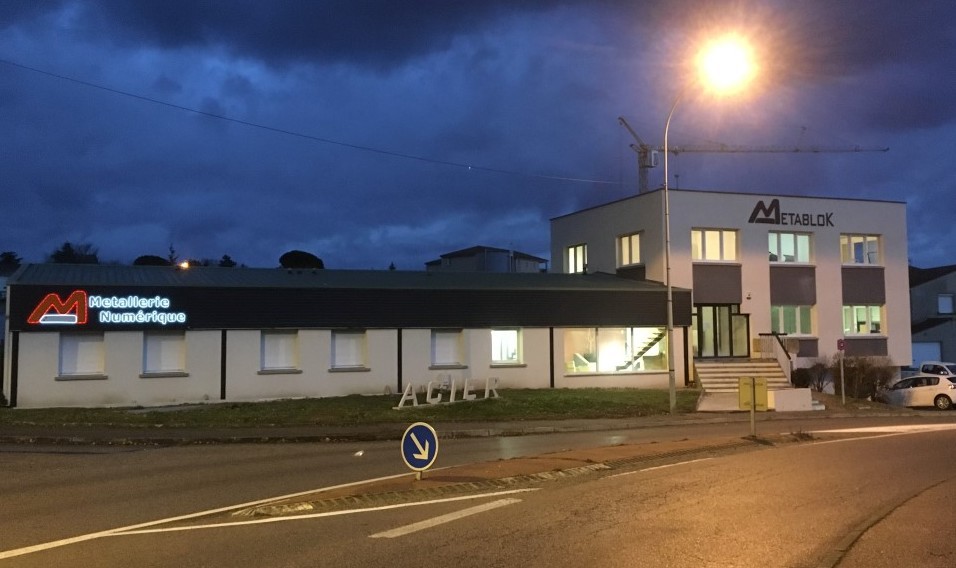Façade Metablok nuit