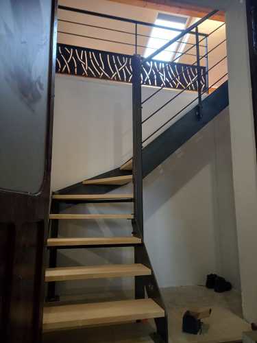 escalier-sur-mesure-acier-bois.jpg