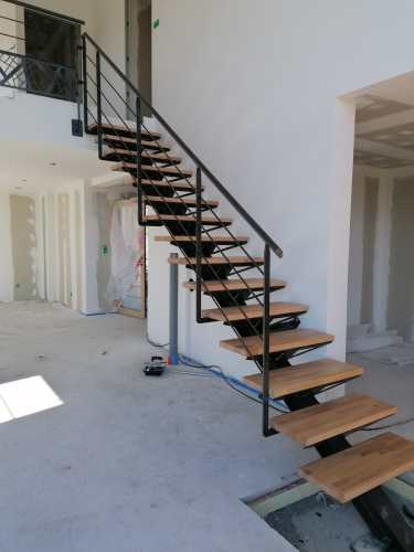 escalier-brut-poutre-centrale-marches-bois (1).jpg