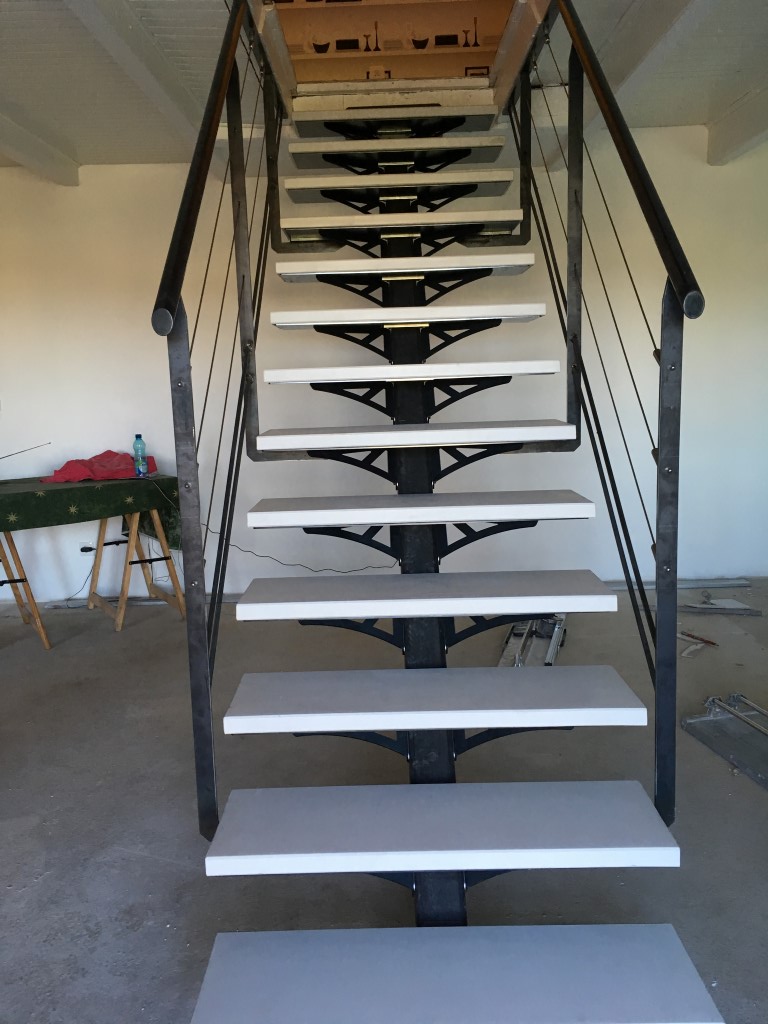 Escalier à limon centrale marches beton finition cuire