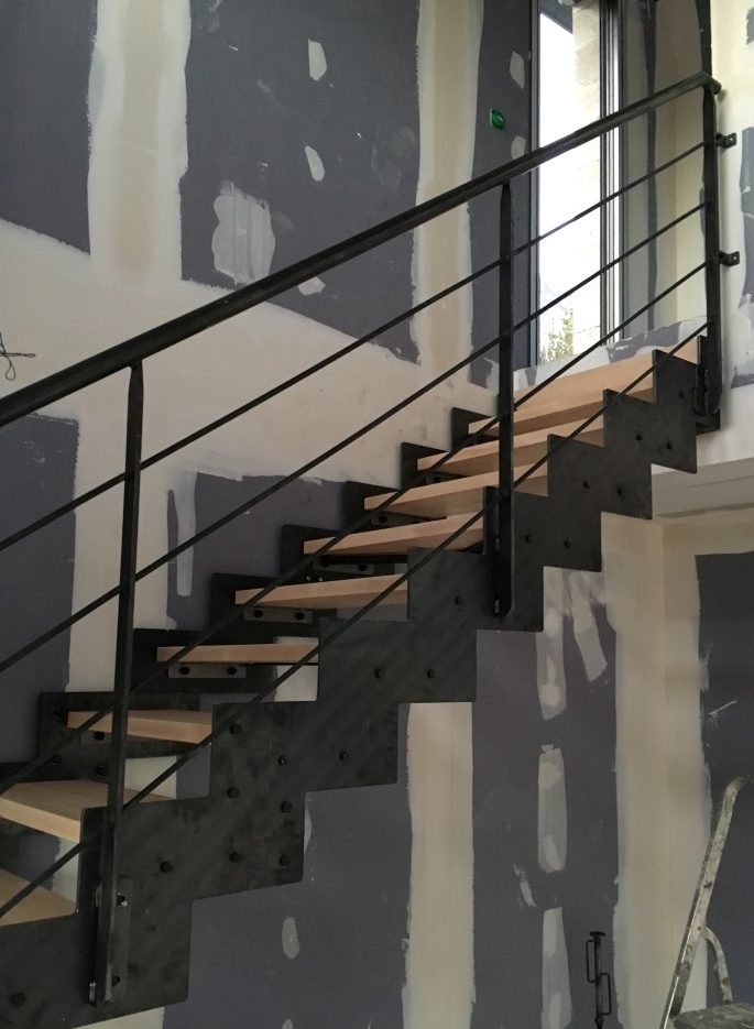 Escalier à limons latéraux crantés en acier