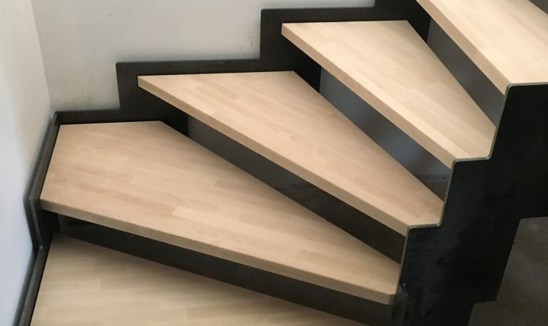 escalier moderne marches en bois