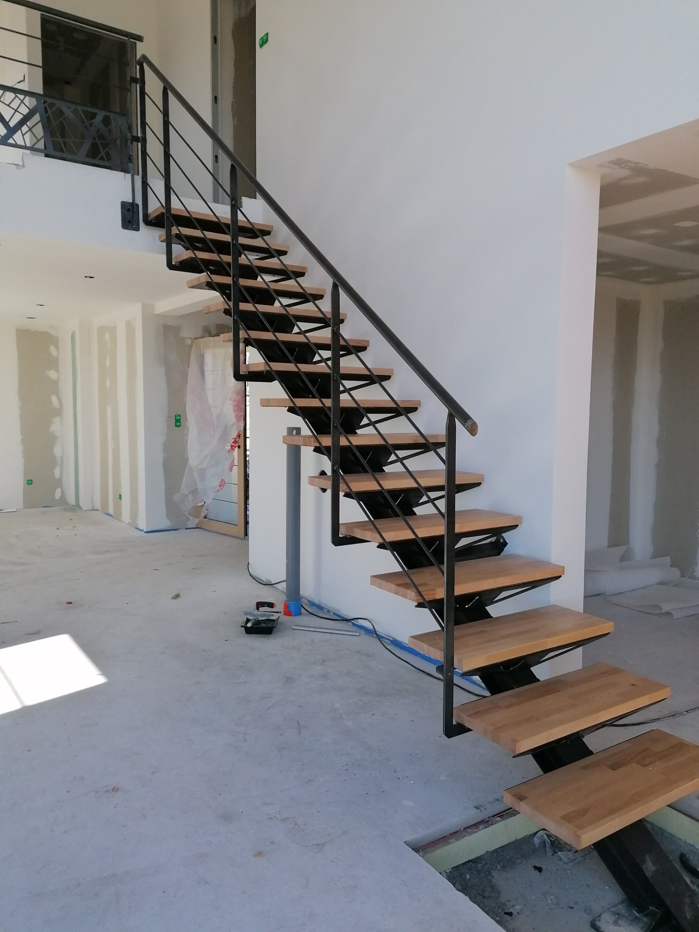 escalier brut avec marches en bois